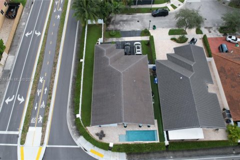 House in Miami Lakes, Florida 3 bedrooms, 176.05 sq.m. № 1939259 - photo 10