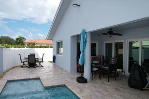 House in Miami Lakes, Florida 3 bedrooms, 176.05 sq.m. № 1939259 - photo 6