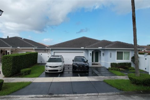 House in Miami Lakes, Florida 3 bedrooms, 176.05 sq.m. № 1939259 - photo 2