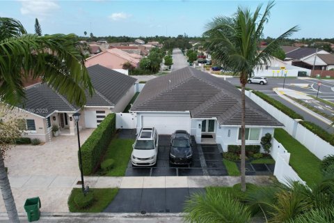 House in Miami Lakes, Florida 3 bedrooms, 176.05 sq.m. № 1939259 - photo 3