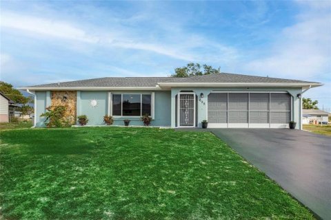 House in Port Charlotte, Florida 3 bedrooms, 150.04 sq.m. № 1717681 - photo 1