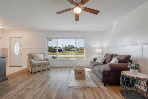 House in Port Charlotte, Florida 3 bedrooms, 150.04 sq.m. № 1717681 - photo 2