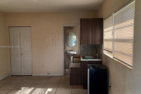 Commercial property in Miami, Florida 27.87 sq.m. № 1931760 - photo 2