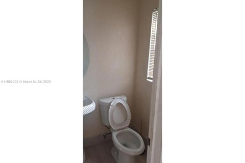 Commercial property in Miami, Florida 27.87 sq.m. № 1931760 - photo 6