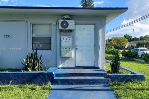Commercial property in Miami, Florida 27.87 sq.m. № 1931760 - photo 1