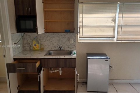 Commercial property in Miami, Florida 27.87 sq.m. № 1931760 - photo 3