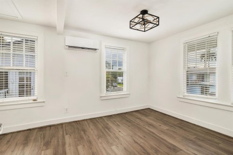 House in West Palm Beach, Florida 5 bedrooms, 226.31 sq.m. № 2366165 - photo 13
