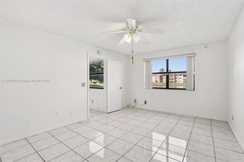 Condo in Sunrise, Florida, 2 bedrooms  № 1948617 - photo 25