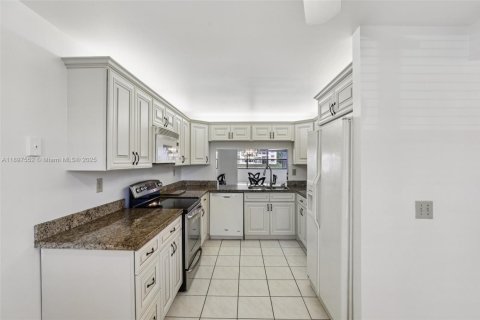 Condo in Sunrise, Florida, 2 bedrooms  № 1948617 - photo 16