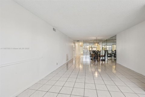 Condo in Sunrise, Florida, 2 bedrooms  № 1948617 - photo 11