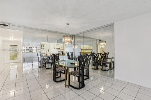 Condo in Sunrise, Florida, 2 bedrooms  № 1948617 - photo 12