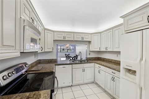 Condo in Sunrise, Florida, 2 bedrooms  № 1948617 - photo 3