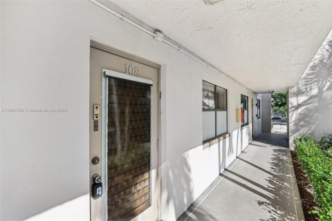 Condo in Sunrise, Florida, 2 bedrooms  № 1948617 - photo 5