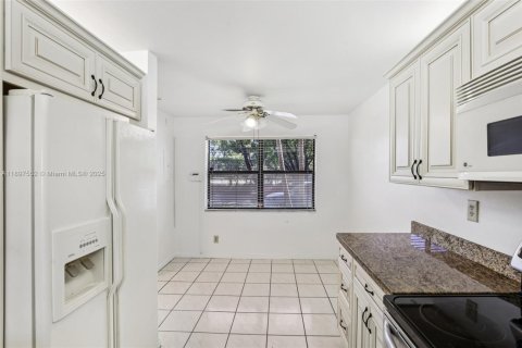 Condo in Sunrise, Florida, 2 bedrooms  № 1948617 - photo 19