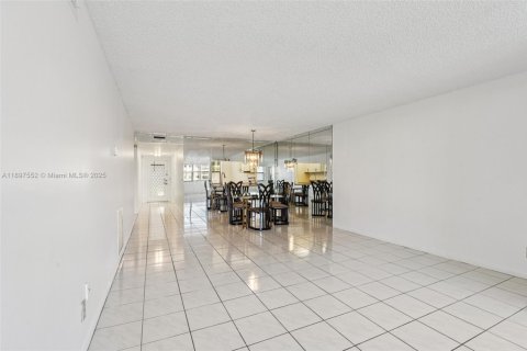Condo in Sunrise, Florida, 2 bedrooms  № 1948617 - photo 7