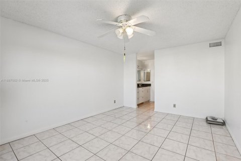 Condo in Sunrise, Florida, 2 bedrooms  № 1948617 - photo 23
