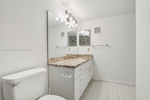 Condo in Sunrise, Florida, 2 bedrooms  № 1948617 - photo 28