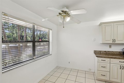 Condo in Sunrise, Florida, 2 bedrooms  № 1948617 - photo 22