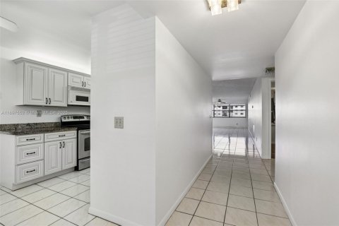 Condo in Sunrise, Florida, 2 bedrooms  № 1948617 - photo 21
