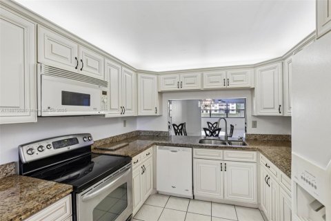 Condo in Sunrise, Florida, 2 bedrooms  № 1948617 - photo 18
