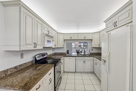 Condo in Sunrise, Florida, 2 bedrooms  № 1948617 - photo 17
