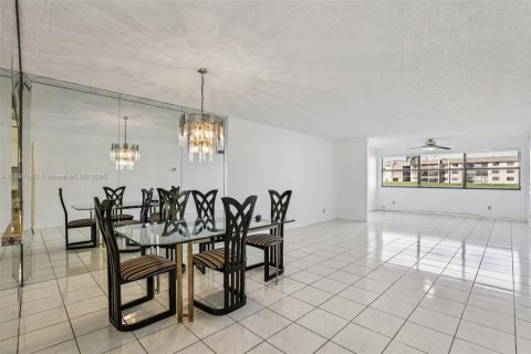 Condo in Sunrise, Florida, 2 bedrooms  № 1948617 - photo 13