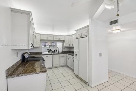 Condo in Sunrise, Florida, 2 bedrooms  № 1948617 - photo 15