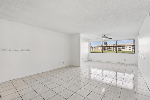 Condo in Sunrise, Florida, 2 bedrooms  № 1948617 - photo 9