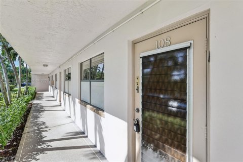Condo in Sunrise, Florida, 2 bedrooms  № 1948617 - photo 1
