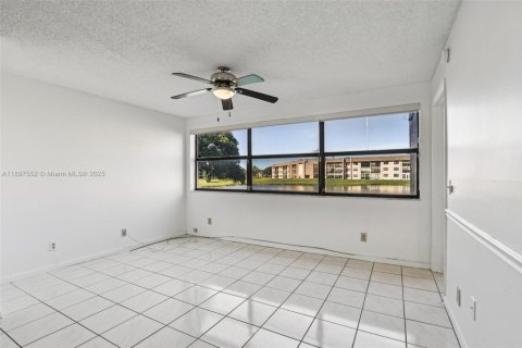Condo in Sunrise, Florida, 2 bedrooms  № 1948617 - photo 10