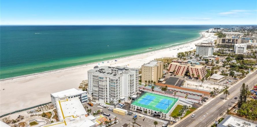 Condo in Saint Pete Beach, Florida, 2 bedrooms  № 2317494