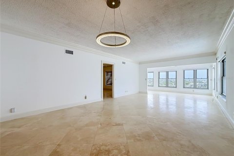 Condo in Saint Pete Beach, Florida, 2 bedrooms  № 2317494 - photo 16