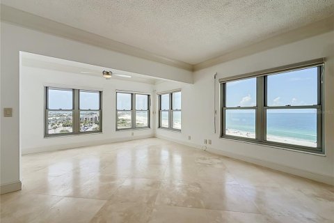 Condo in Saint Pete Beach, Florida, 2 bedrooms  № 2317494 - photo 21
