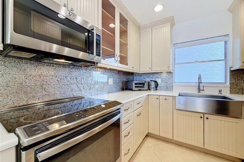 Condo in Saint Pete Beach, Florida, 2 bedrooms  № 2317494 - photo 9