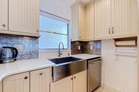 Condo in Saint Pete Beach, Florida, 2 bedrooms  № 2317494 - photo 11
