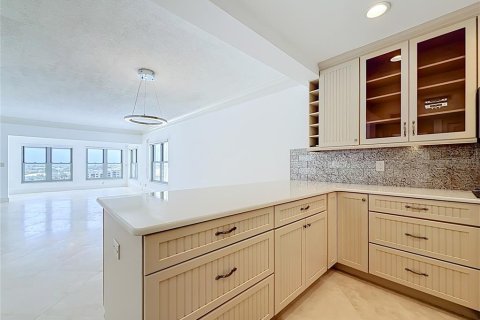 Condo in Saint Pete Beach, Florida, 2 bedrooms  № 2317494 - photo 7