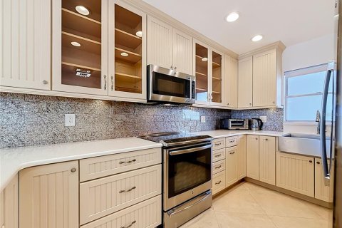 Condo in Saint Pete Beach, Florida, 2 bedrooms  № 2317494 - photo 8
