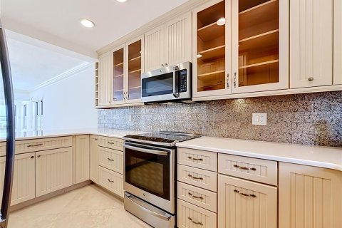 Condo in Saint Pete Beach, Florida, 2 bedrooms  № 2317494 - photo 13