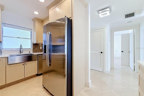 Condo in Saint Pete Beach, Florida, 2 bedrooms  № 2317494 - photo 10