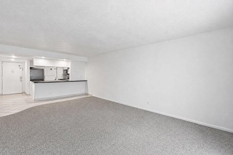 Condo in Pompano Beach, Florida, 2 bedrooms  № 2188885 - photo 3