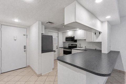 Condo in Pompano Beach, Florida, 2 bedrooms  № 2188885 - photo 4
