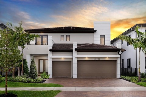 Villa ou maison à vendre à Miami, Floride: 4 chambres, 334.45 m2 № 2337693 - photo 4