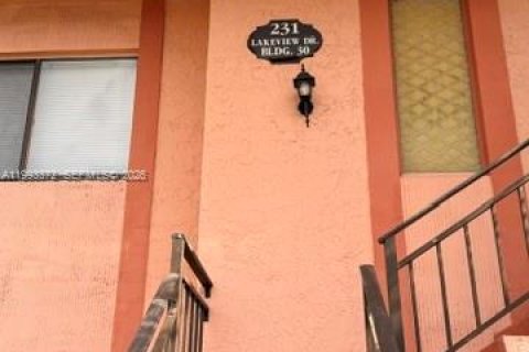 Кондоминиум с 2 спальнями в Уэстон, Флорида № 2058165