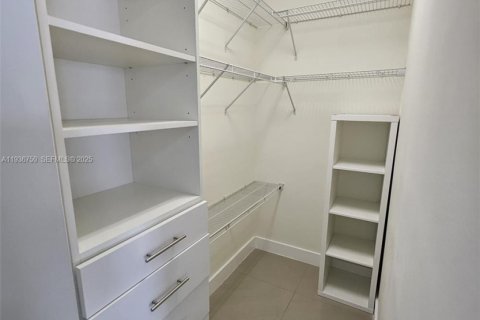 Снять в аренду кондоминиум в Дорал, Флорида 1 спальня, 241.45м2, № 1994743 - фото 4