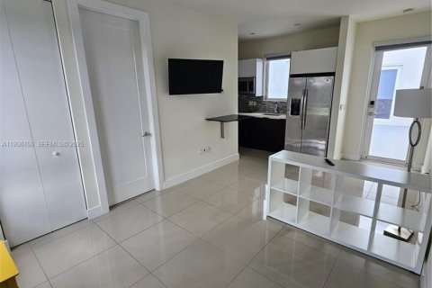 Снять в аренду кондоминиум в Дорал, Флорида 1 спальня, 241.45м2, № 1994743 - фото 6