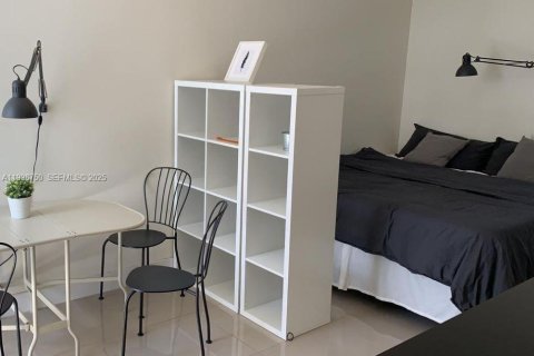 Снять в аренду кондоминиум в Дорал, Флорида 1 спальня, 241.45м2, № 1994743 - фото 1