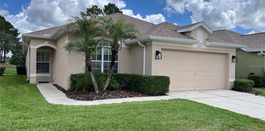 House in Land O' Lakes, Florida 3 bedrooms, 168.99 sq.m. № 2112386