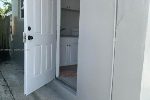 Casa en alquiler en Dania Beach, Florida, 1 dormitorio, 32.52 m2 № 2010563 - foto 2