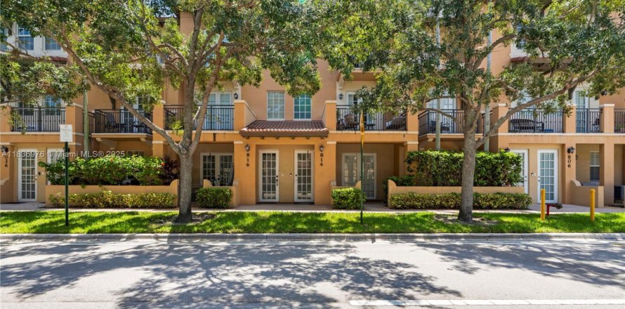Townhouse in Pembroke Pines, Florida 2 bedrooms, 154.4 sq.m. № 1943157