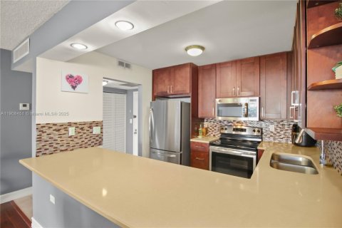 Condo in Hallandale Beach, Florida, 1 bedroom  № 1964314 - photo 9